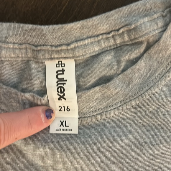 ⬇️ FINAL MARKDOWN! ⬇️ Friends Pivot Couch Scene Cartoon Tee - Picture 3 of 4